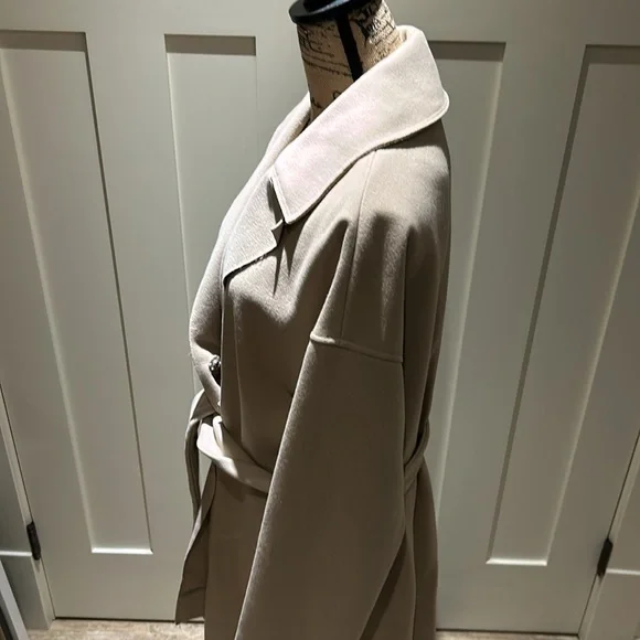 Aritzia Babaton camel coloured coat. Belt, waste snap. Wool blend coat, size L. - Picture 4 of 11
